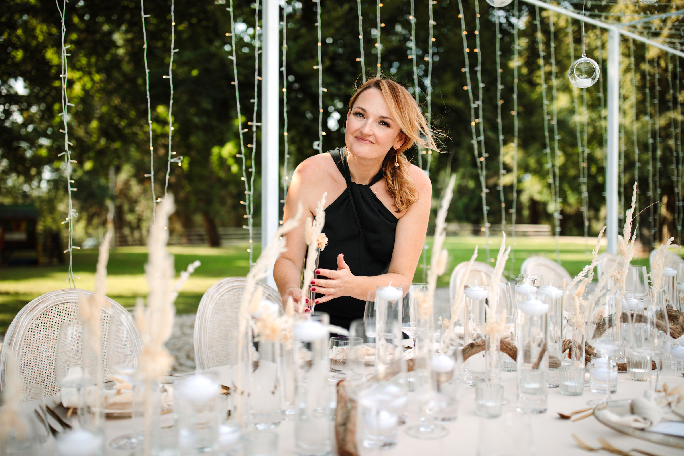 Linda Helbling bei der Gestaltung einer Hochzeitstafel in Karlsruhe